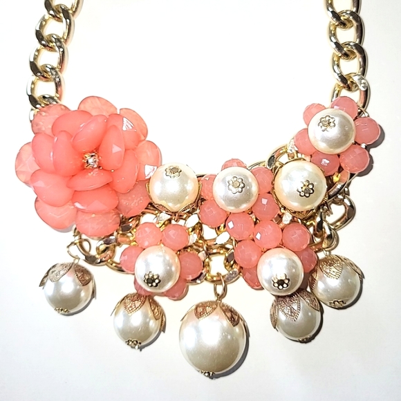 LUCITE CORAL FLOWER & FAUX PEARL STATEMENT NECKLACE - Picture 4 of 7